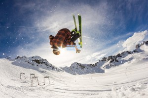 德国女足新星莱曼亮相慕尼黑啤酒节 着装细节引球迷热议